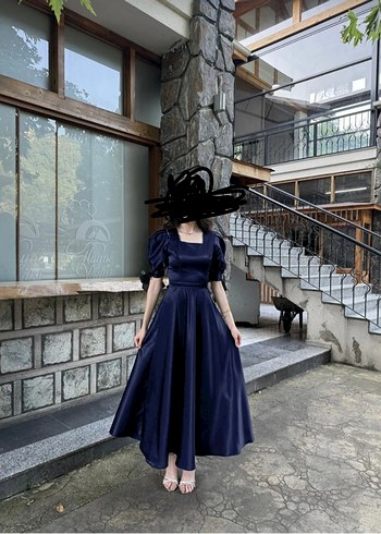 Uzun lacivert balon kol kuşaklı saten elbise - Görsel 2