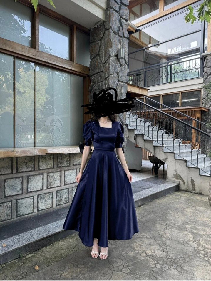 Uzun lacivert balon kol kuşaklı saten elbise - Görsel 2