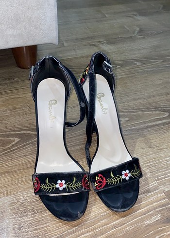 Çiçek İşlemeli Tokalı Kadın Topuklu Sandalet - Görsel 2