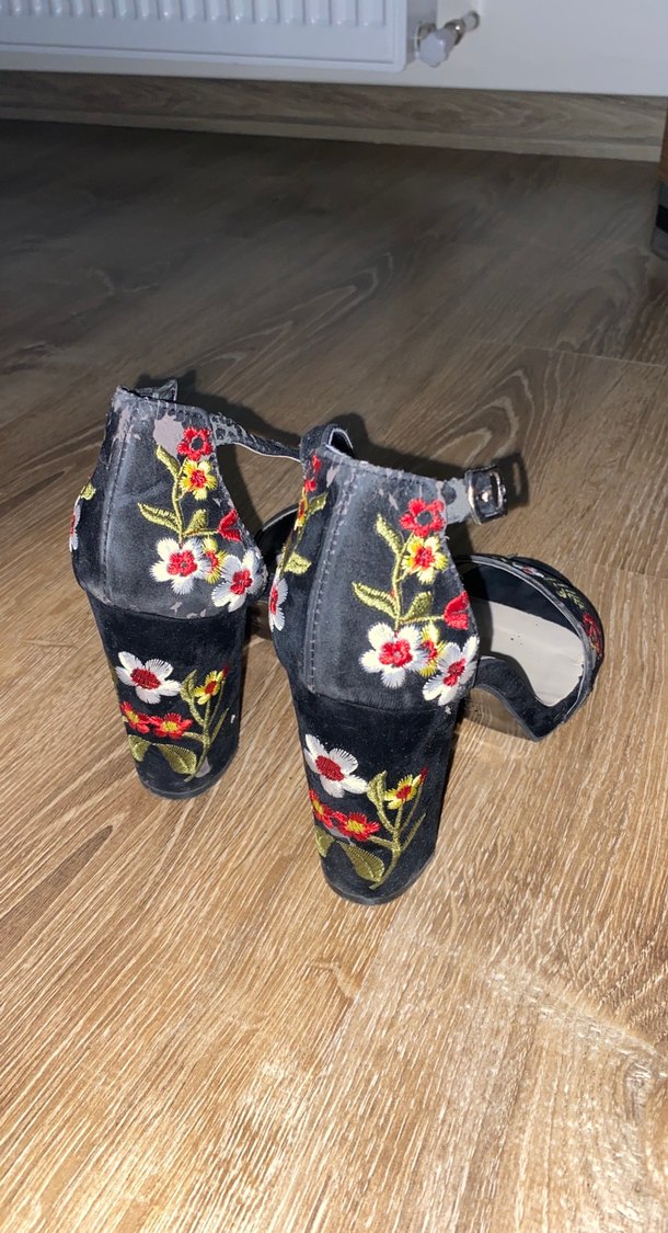 Çiçek İşlemeli Tokalı Kadın Topuklu Sandalet - Görsel 3