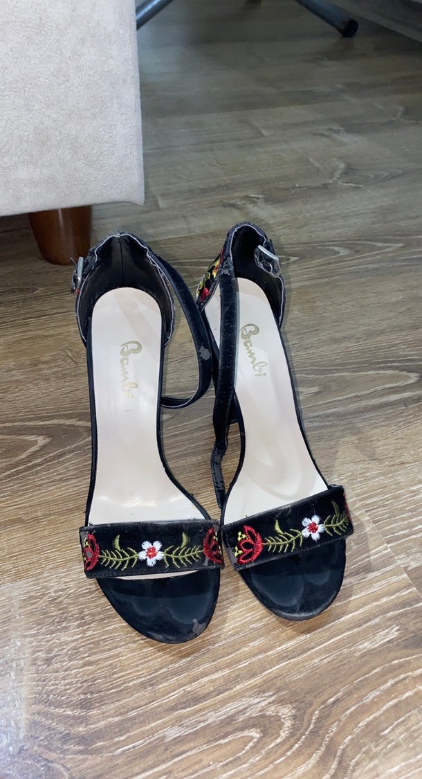 Çiçek İşlemeli Tokalı Kadın Topuklu Sandalet - Görsel 2