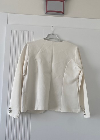 Düğmeli Beyaz Mini Kadın Blazer - Görsel 4