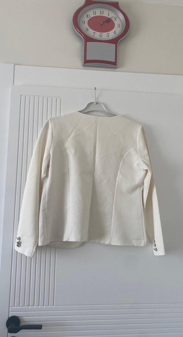 Düğmeli Beyaz Mini Kadın Blazer - Görsel 4