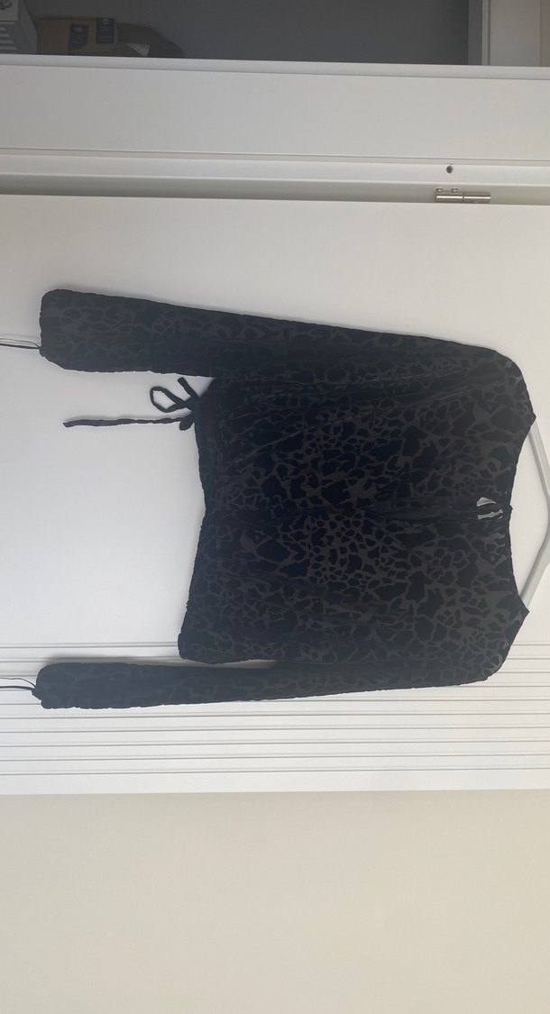 Siyah Kadife Bağcıklı Uzun Kollu Bluz - Görsel 4