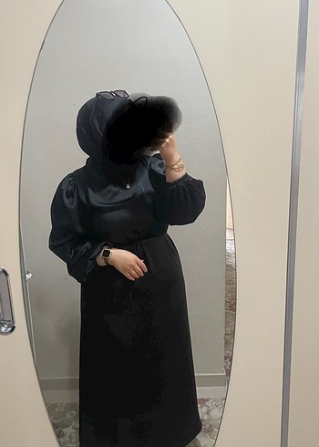 Siyah, Uzun, Dökümlü, Yüksek Yakalı Kadın Elbisesi