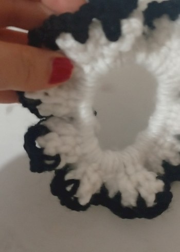 Beyaz Siyah Kenarlı Triko Fırfırlı Toka - Görsel 4