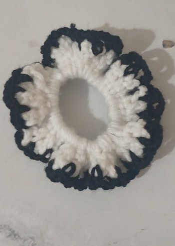 Beyaz Siyah Kenarlı Triko Fırfırlı Toka - Görsel 5