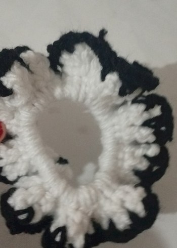 Beyaz Siyah Kenarlı Triko Fırfırlı Toka - Görsel 3