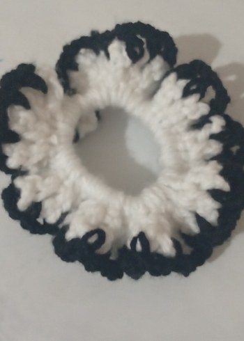 Beyaz Siyah Kenarlı Triko Fırfırlı Toka - Görsel 2