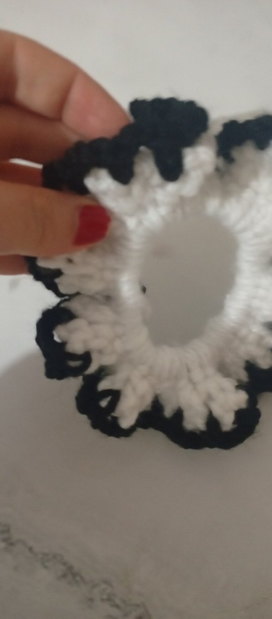 Beyaz Siyah Kenarlı Triko Fırfırlı Toka - Görsel 4