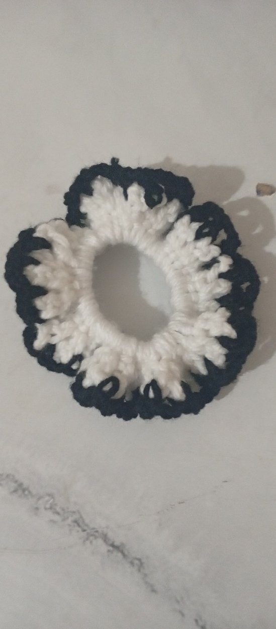 Beyaz Siyah Kenarlı Triko Fırfırlı Toka - Görsel 5