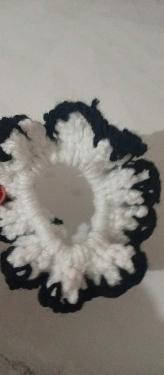 Beyaz Siyah Kenarlı Triko Fırfırlı Toka - Görsel 3