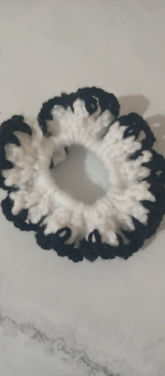 Beyaz Siyah Kenarlı Triko Fırfırlı Toka - Görsel 2