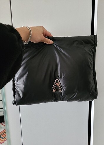 Academia Clutch
