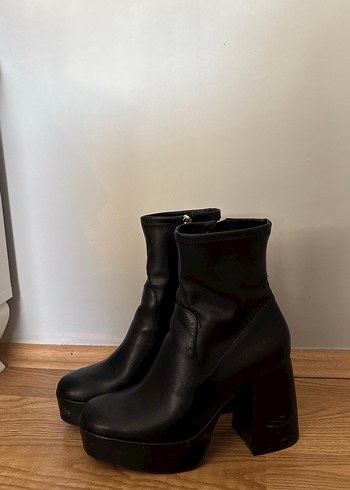 37 Beden Bershka Kadın Deri Siyah Platform Topuklu Bot