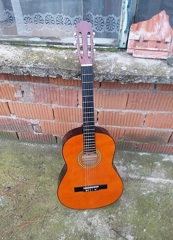 Klasik ahşap gitar