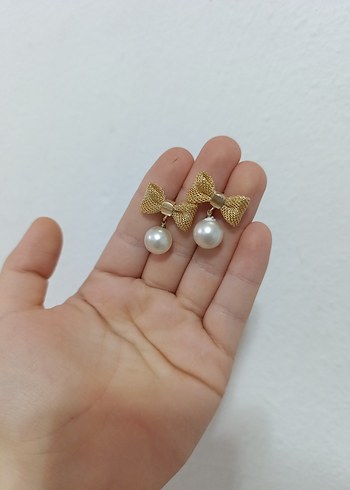 Beden İşlemeli Fiyonk ve İnci Detaylı Altın Küpe