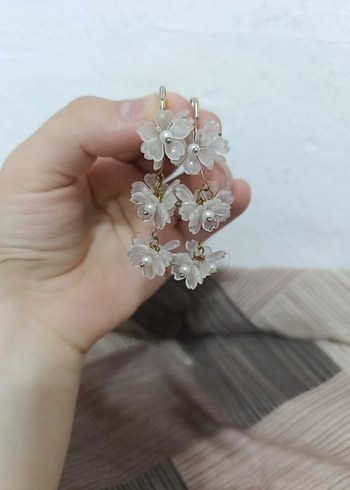 Diğer Beyaz Boncuklu Çiçekli Midi Küpeler