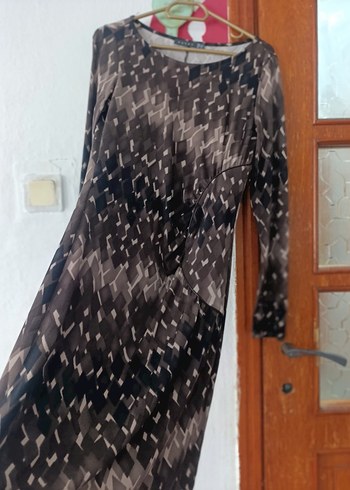 V Yaka Uzun Kollu Kahverengi Desenli Elbise - Görsel 2