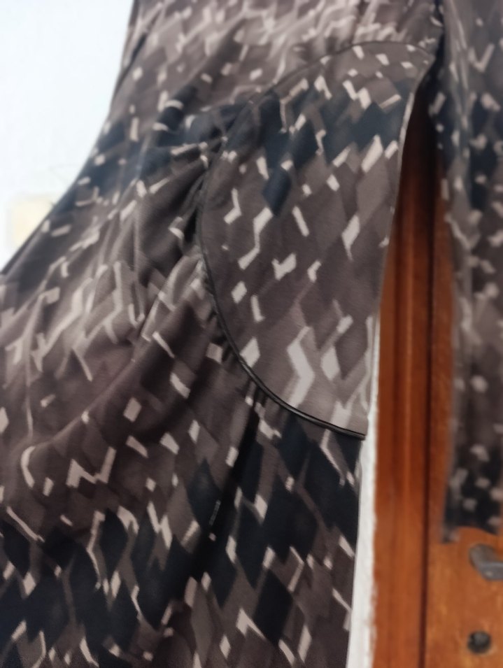 V Yaka Uzun Kollu Kahverengi Desenli Elbise - Görsel 4