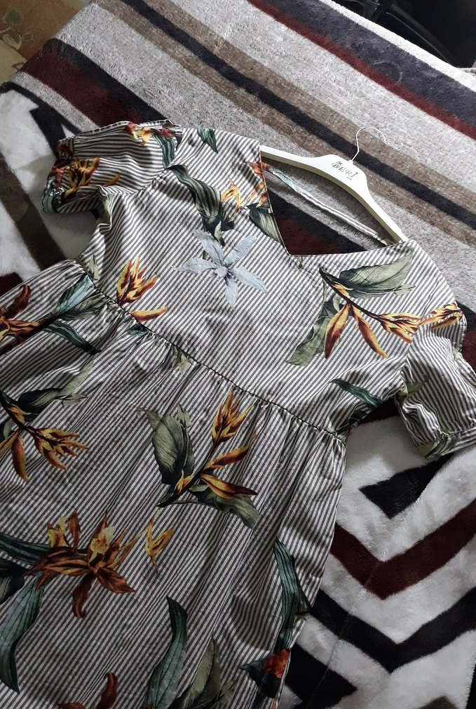 Ekru Çizgili Tropik Çiçekli V Yaka Elbise — görsel 7/10