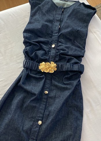 Çiçek Tokalı Kemerli Koyu Denim Elbise