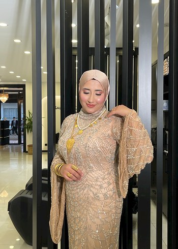 Gold renkte ful taş işlemeli kiralık abiyemiz Şal dahil 1500 