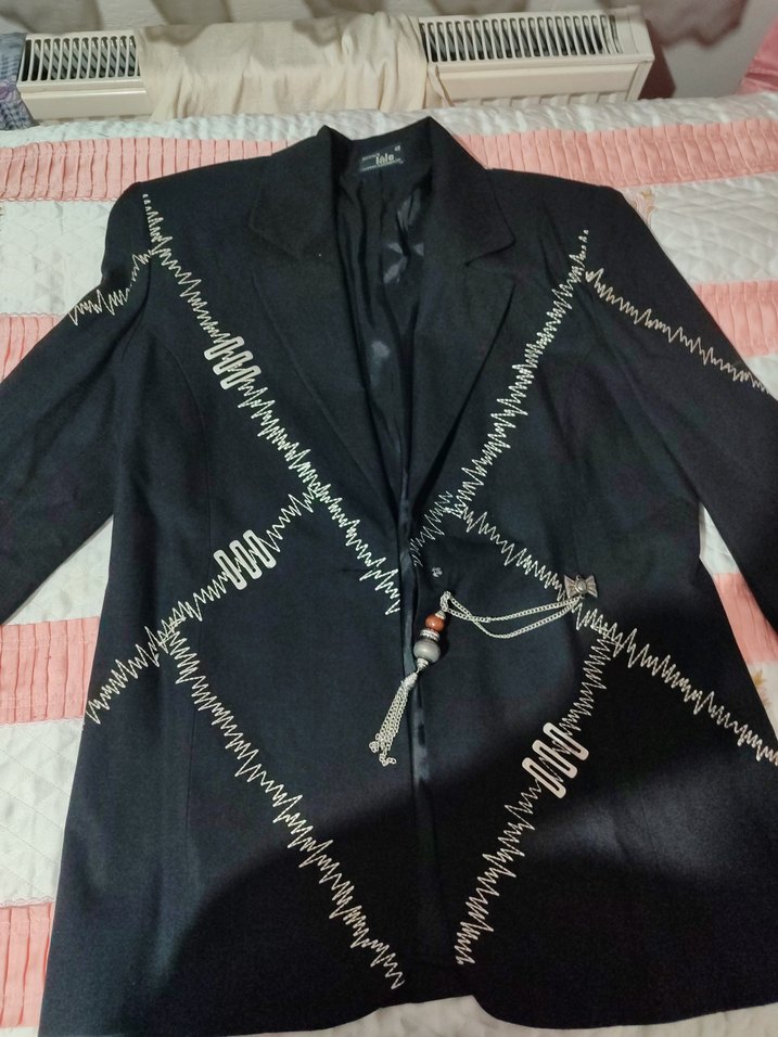 Düğmeli Nakışlı Siyah Uzun Blazer Vatkalı - Görsel 4