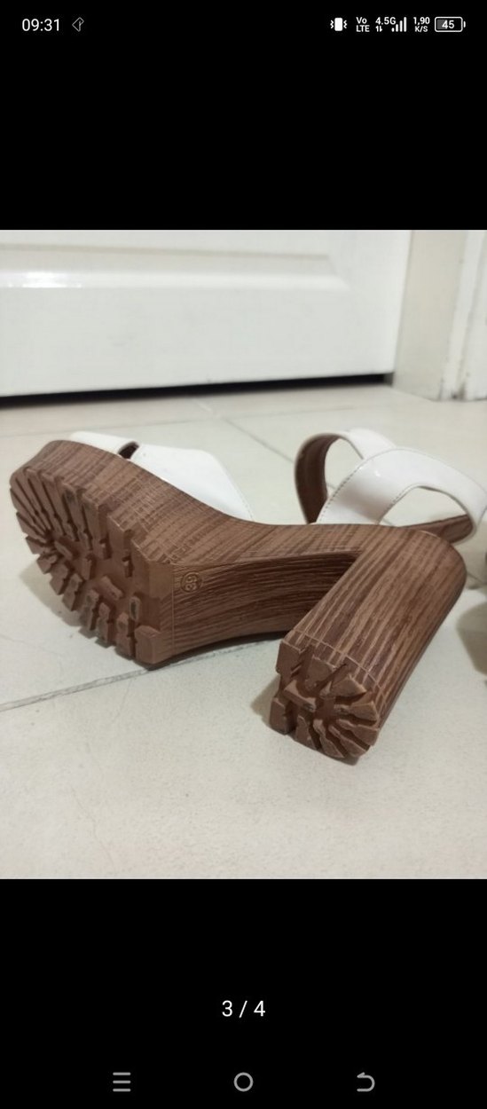 Beyaz Tokalı Ahşap Platform Topuklu Kadın Ayakkabı - Görsel 4