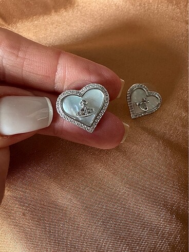 Beden Vivienne Westwood küpe