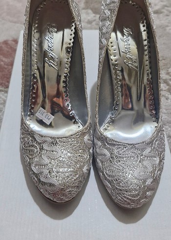 Gri Dantel Detaylı Metal Stiletto Kadın Ayakkabı