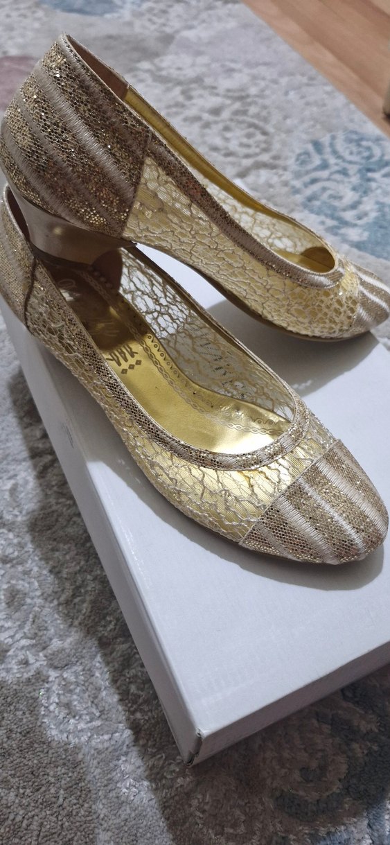 Altın Renkli Dantel Detaylı Yumurta Topuklu Kadın Ayakkabı - Görsel 2
