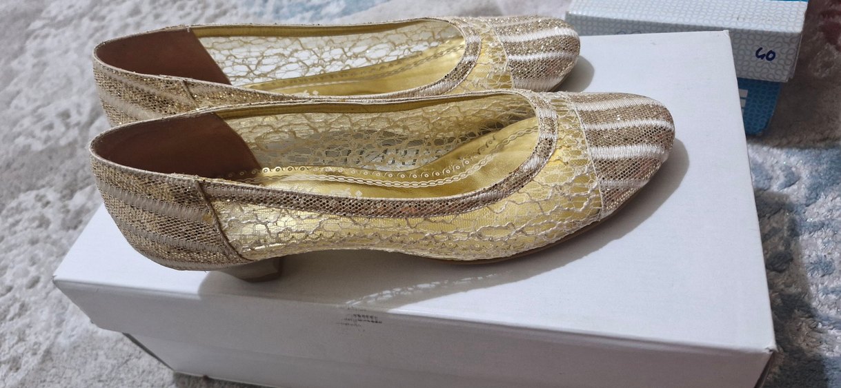 Altın Renkli Dantel Detaylı Yumurta Topuklu Kadın Ayakkabı - Görsel 3