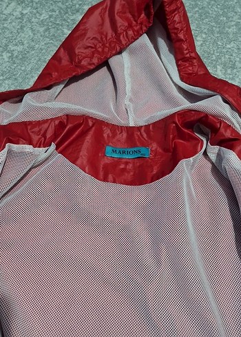 Parlak Kırmızı Kapüşonlu Erkek çocuk Yağmurlugu - Görsel 4