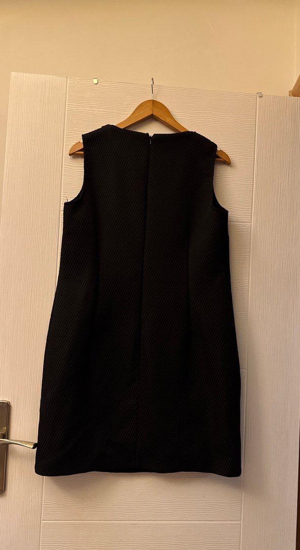 Dökümlü Siyah Midi Kolsuz Ofis Elbisesi - Görsel 5