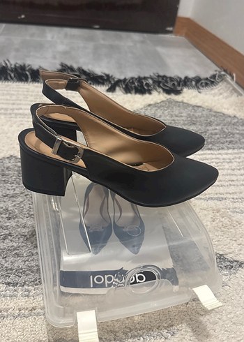 Siyah Tokalı Kadın Klasik Topuklu Ayakkabı - Görsel 2