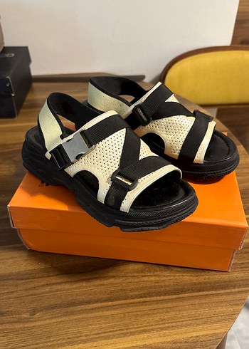 Diğer Deri Görünümlü Beyaz Siyah Zebra Desenli Platform Sandalet