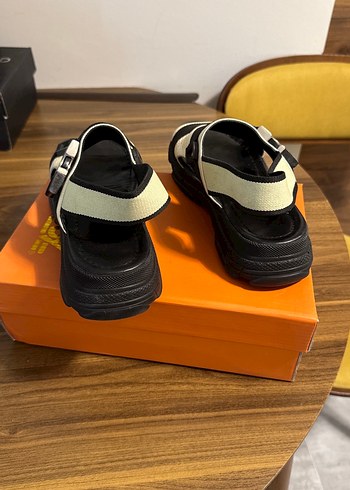 37 Beden Deri Görünümlü Beyaz Siyah Zebra Desenli Platform Sandalet
