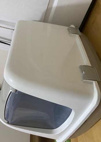 Kapaklı Beyaz Kedi Tuvalet Kabı ve Aksesuarları - Görsel 4