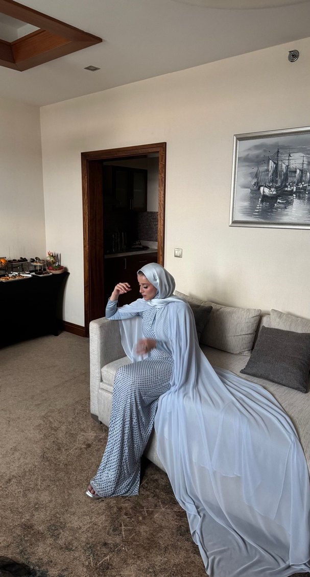 Kristal Taşlı Pelerin Detaylı Bebe Mavisi Maksi Elbise - Görsel 3