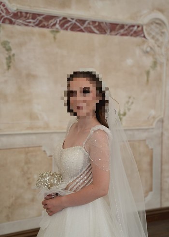 xs Beden eteği pileli ve simli,üstü taşlı ışıl ışıl gelinlik
