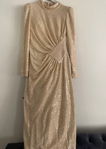 Uzun Kollu Bej Parlak Drapeli Abiye Elbise - Görsel 3