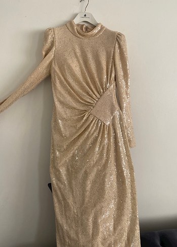 Uzun Kollu Bej Parlak Drapeli Abiye Elbise - Görsel 2