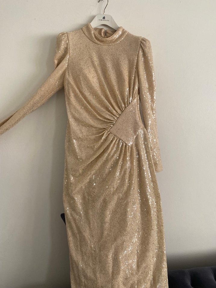 Uzun Kollu Bej Parlak Drapeli Abiye Elbise - Görsel 2