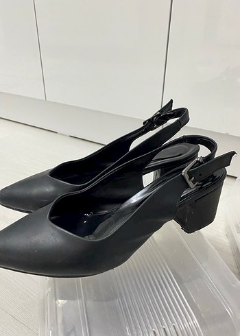 Siyah Tokalı Kadın Topuklu Ofis Ayakkabısı