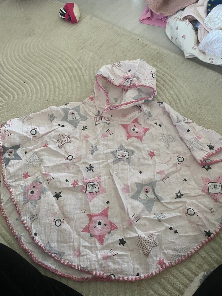 Kız Çocuk Kapüşonlu Nakışlı Pelerin - Görsel 2