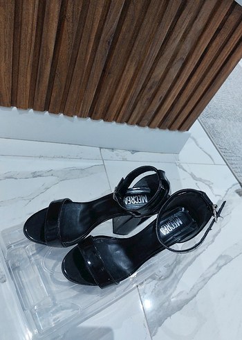 Siyah Tokalı Kadın Topuklu Sandalet