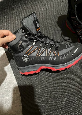 Siyah Bot - Görsel 2