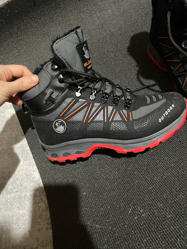 Siyah Bot - Görsel 2