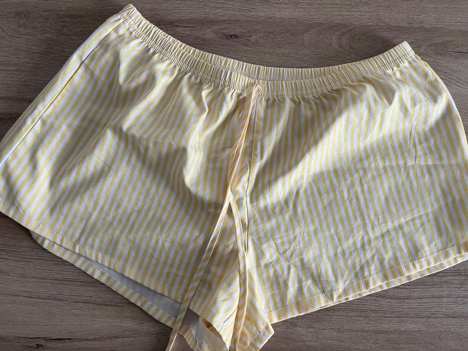 Sarı Çizgili Mini Saten Şort - Görsel 2